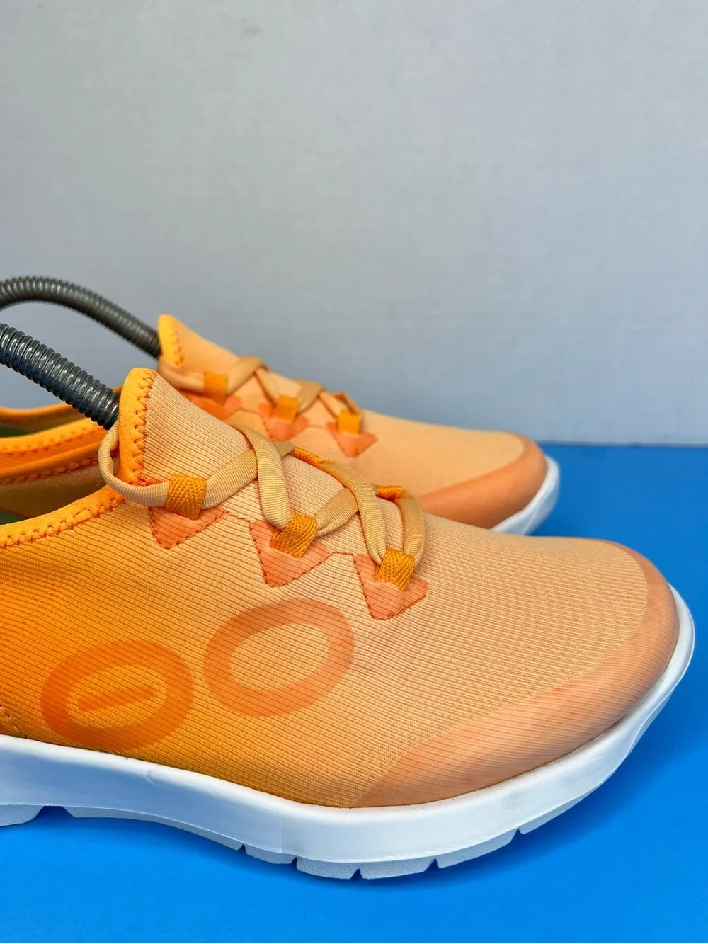OOFOS OOmg Sport LS Womens Size 9 Or. Glow Lightweight Recovery Sneaker Like New